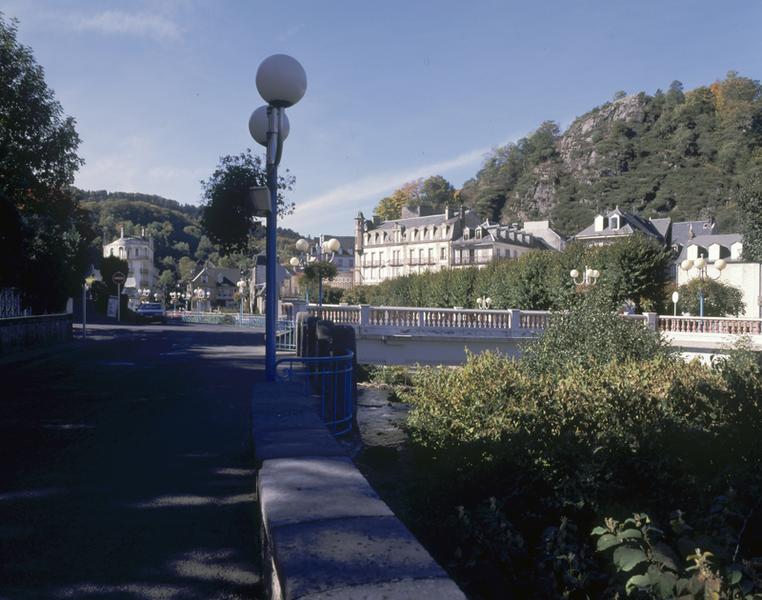 Vue du quartier du Grand Hôtel de l'Etablissement, depuis les quais de la rive gauche.