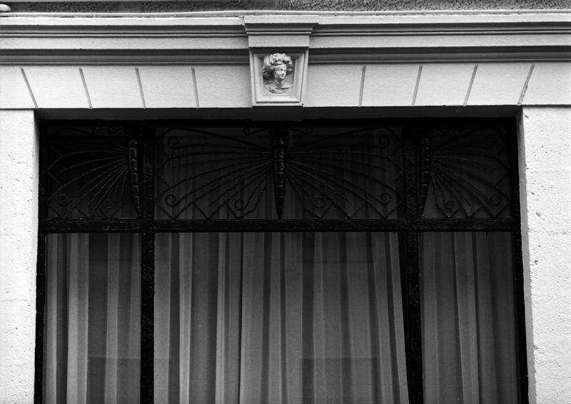 La Bourboule, avenue Guéneau-de-Mussy : détail d'un décor de baie en fer forgé.