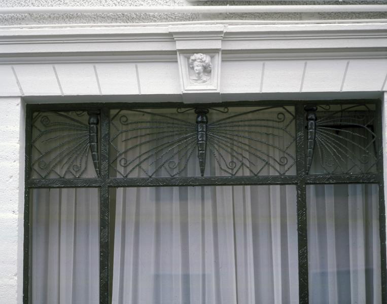 La Bourboule, avenue Guéneau-de-Mussy : détail d'un décor de baie en fer forgé.