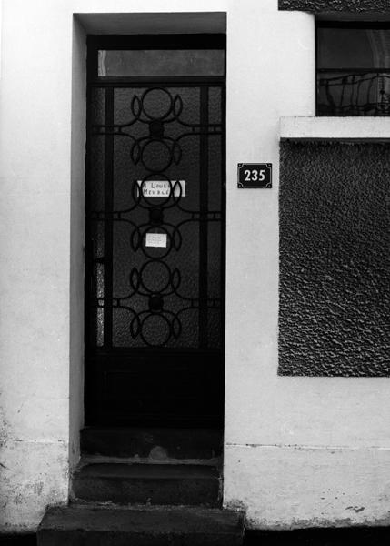 Vue de la porte d'entrée sur l'avenue Guéneau-de-Mussy