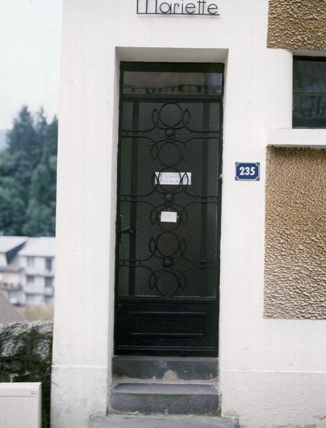 Vue de la porte d'entrée sur l'avenue Guéneau-de-Mussy