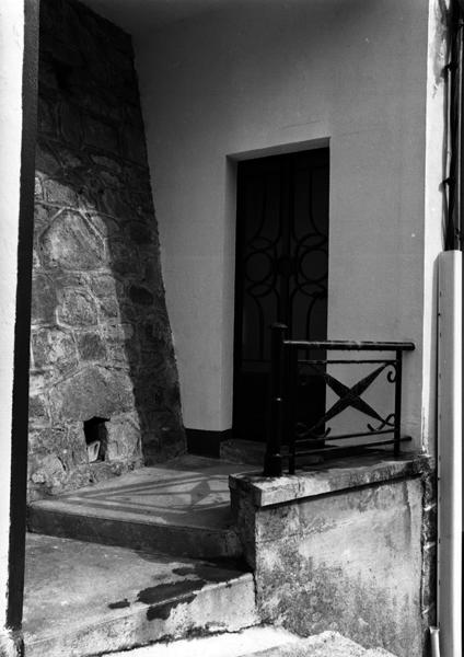 Vue de la porte d'entrée de l'étage de soubassement
