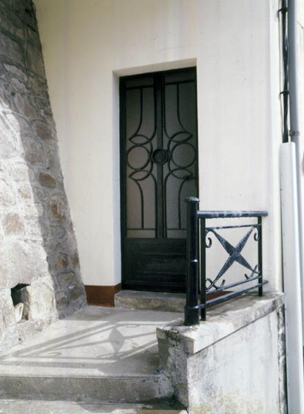 Vue de la porte d'entrée de l'étage de soubassement