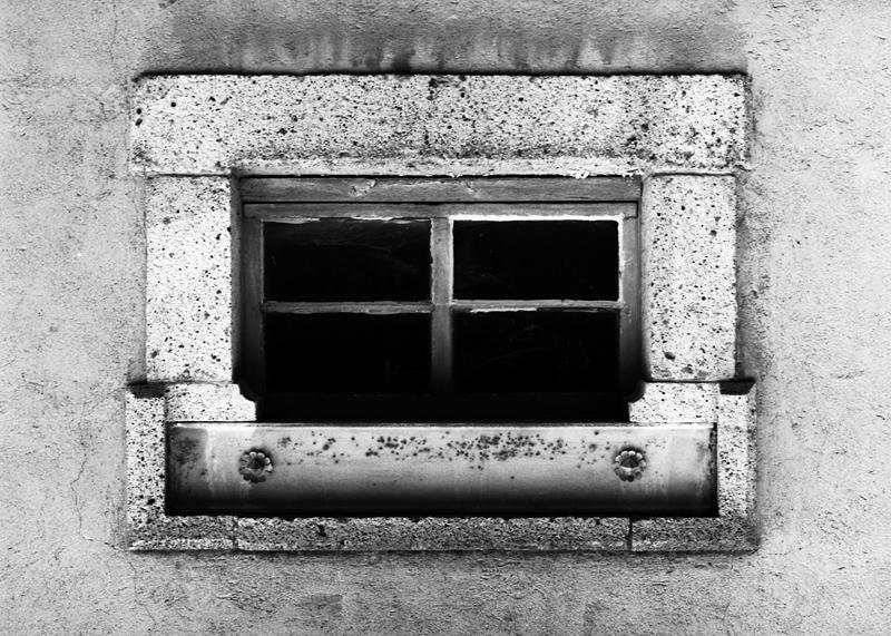 La Bourboule, rue de Montenegro : détail d'une petite fenêtre d'immeuble.