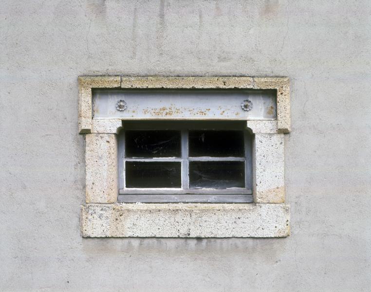 La Bourboule : détail d'une petite fenêtre d'immeuble