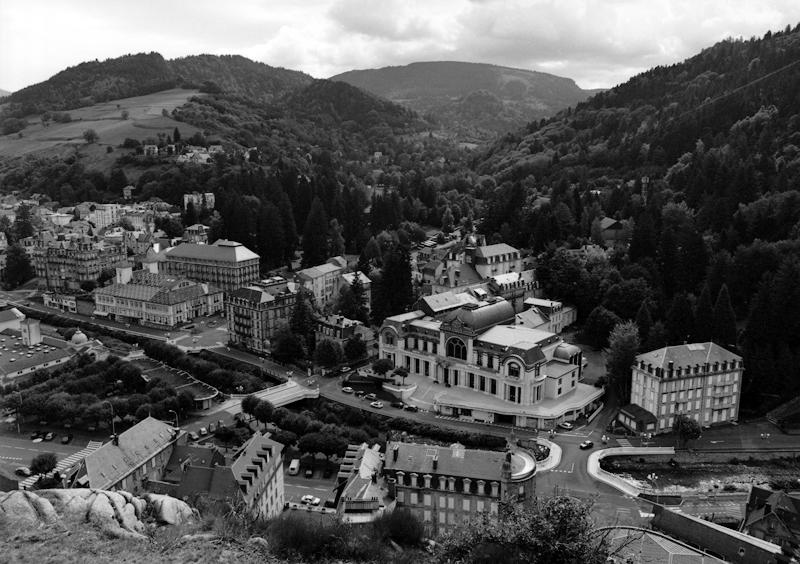 Vue de la ville en direction du sud-est, depuis le sommet de la Roche des Fées.