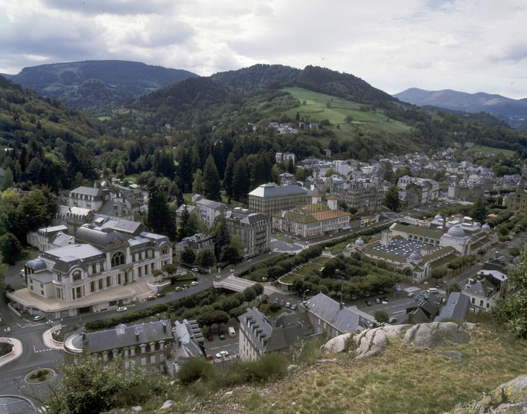 Vue de la ville en direction du sud-est, depuis le sommet de la Roche des Fées.