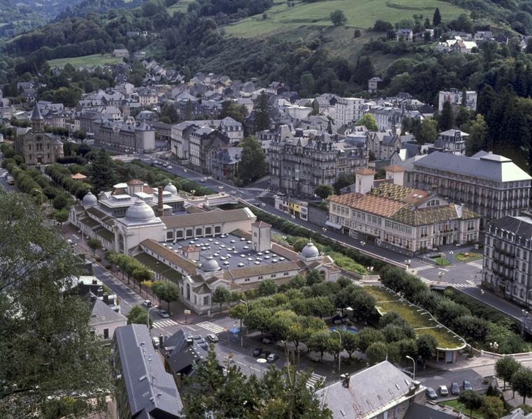 Vue générale de la ville depuis le sommet de la Roche des Fées, au nord-ouest.