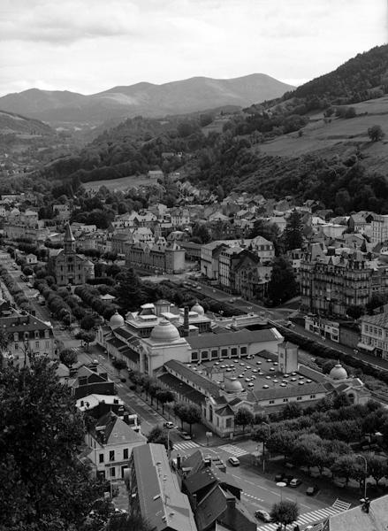 Vue de la ville en direction de l'est, depuis le sommet de la Roche des Fées.