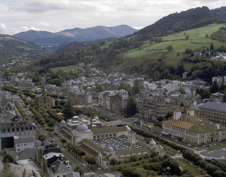 Vue de la ville en direction de l'est, depuis le sommet de la Roche des Fées.