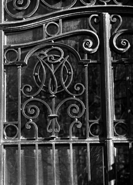 Détail de la grille en fer forgé de la porte d'entrée principale, portant les initiales M et P, pour Medicis Palace.