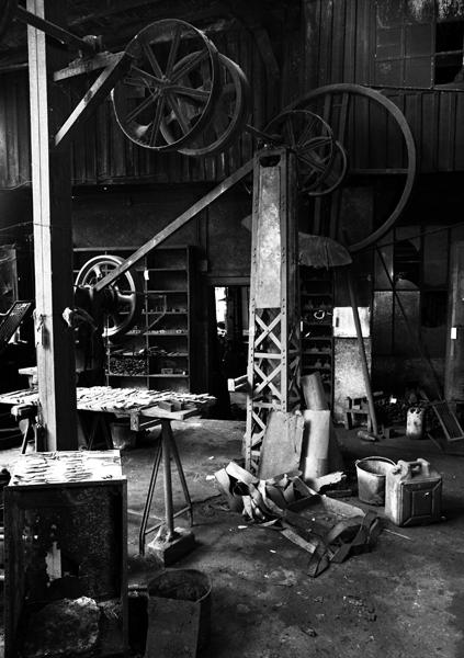 Arbre de transmission et poulies dans l'atelier de découpage