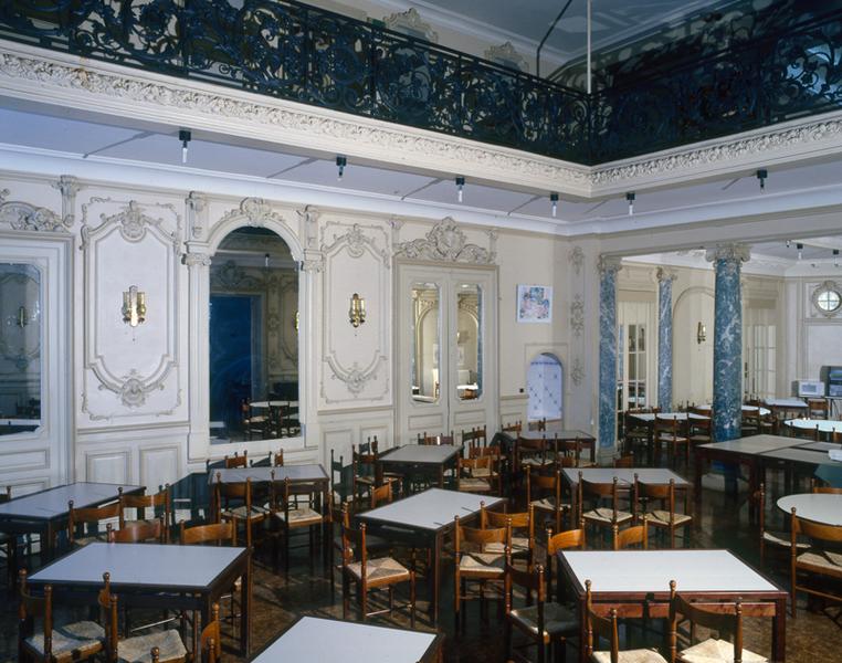 Vue de la salle à manger et de l'une des tribunes