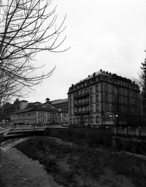 Vue générale de l'hôtel, en bordure de la Dordogne, depuis le nord-ouest.