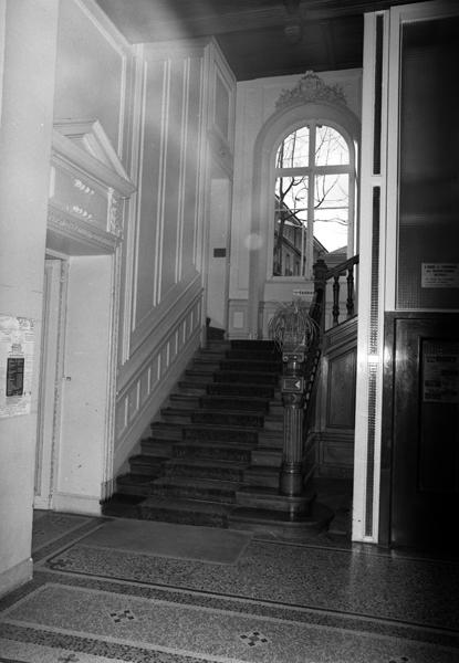 La Bourboule : vue intérieure d'un grand hôtel (détail d'un escalier en bois de l'Hôtel Métropole).