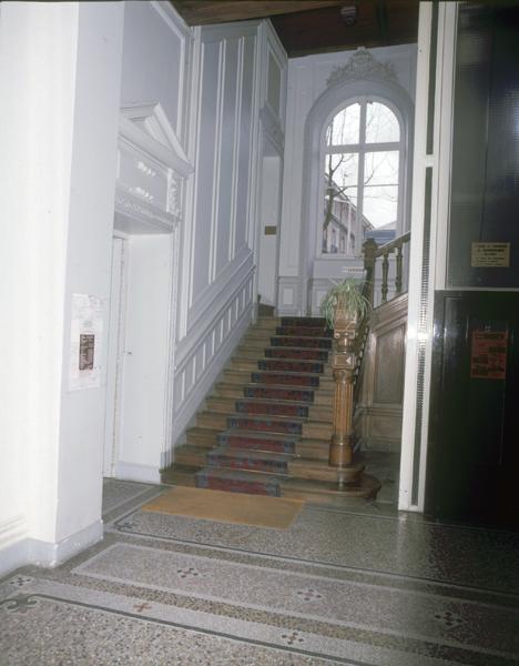 Vue du départ de l'escalier principal, côté ouest