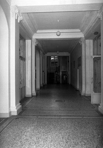 Vue générale du couloir d'entrée, après le hall
