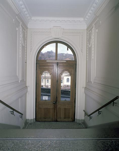 Vue de la porte d'entrée depuis l'escalier du hall