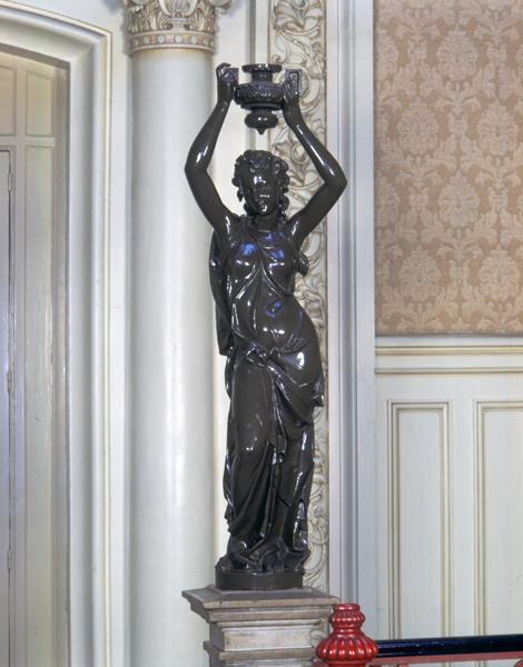Vue générale de l'une des deux statues du palier de l'étage, ancien porte-lampadaire