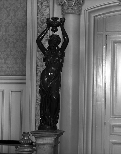 Vue générale de l'une des deux statues du palier de l'étage, ancien porte-lampadaire