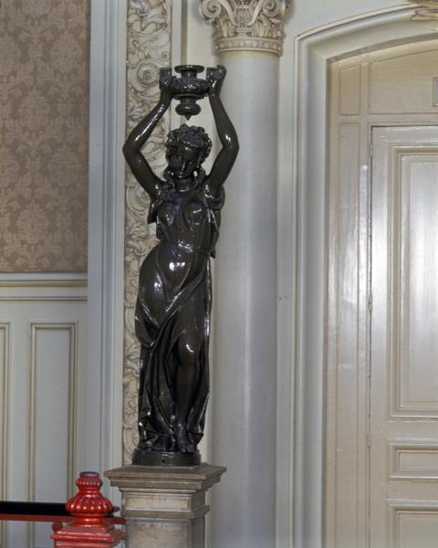 Vue générale de l'une des deux statues du palier de l'étage, ancien porte-lampadaire