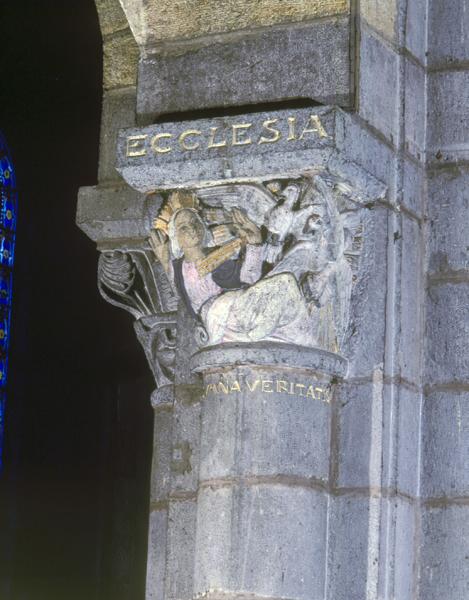 Vue générale de l'ensemble de chapiteaux 109 : chapiteaux à feuillages stylisés, l'Eglise symbolique