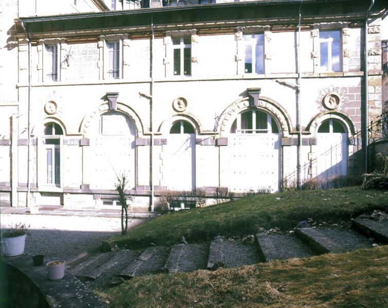 Vue des baies de l'une des élévations sur cour