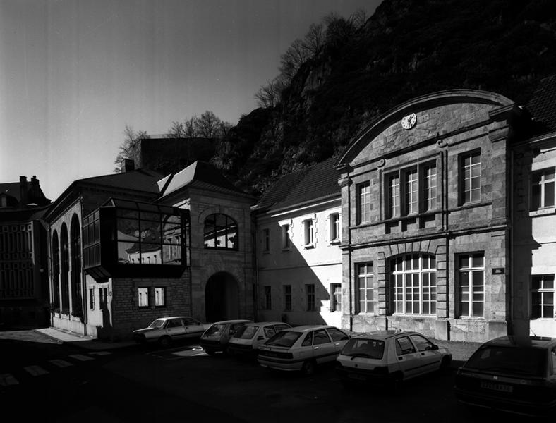 Vue générale des thermes Choussy depuis la place
