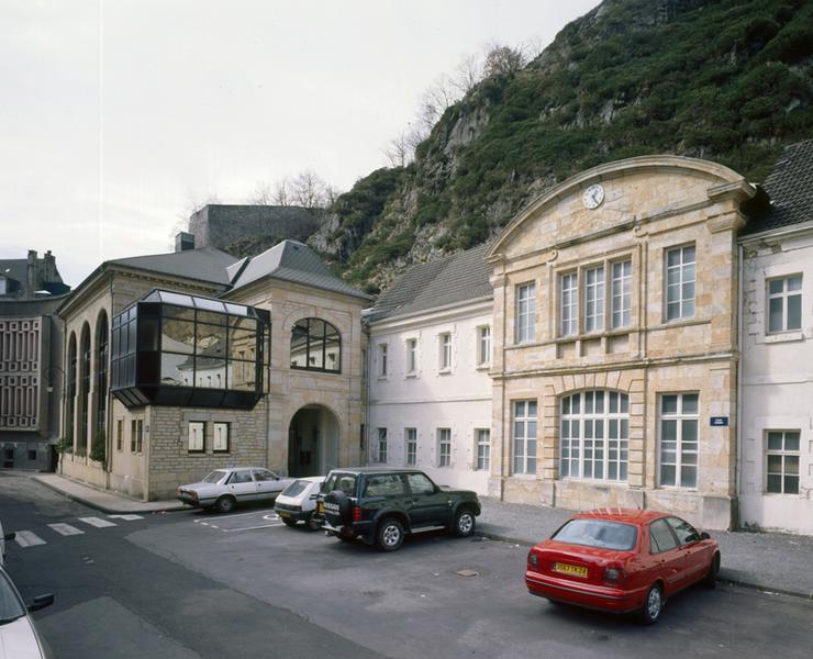 Vue générale des thermes Choussy depuis la place