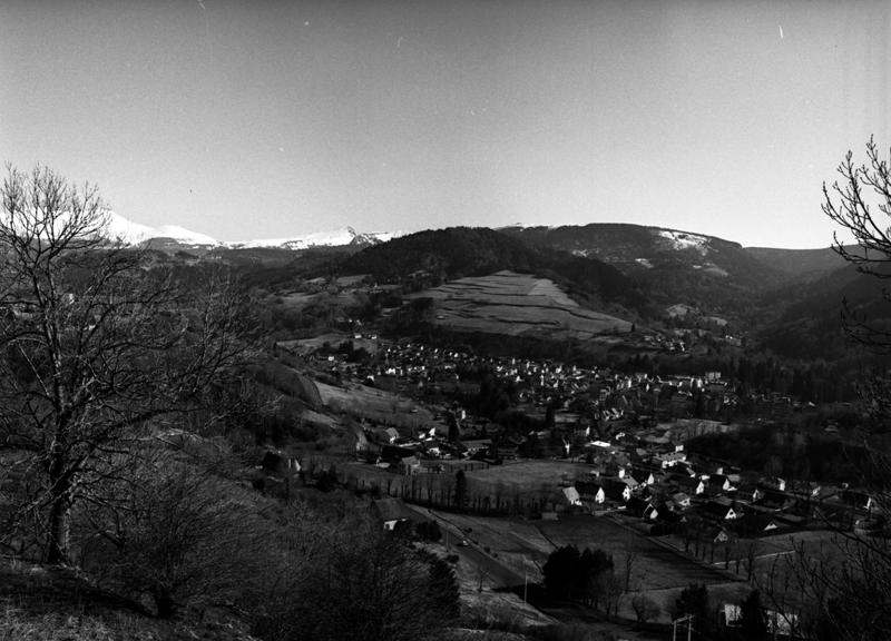 Vue d'ensemble de la vallée de la Dordogne et de la station thermale depuis la route de Murat-le-Quaire, au nord-ouest.