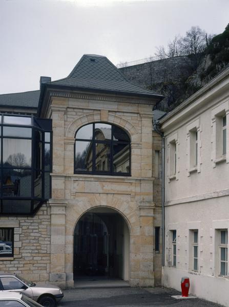 Vue partielle de l'élévation latérale sur la place