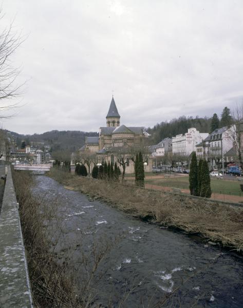 Vue générale du site de l'église en bordure de Dordogne, depuis le sud-est.