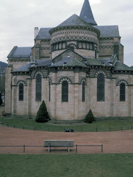 Vue générale du chevet de l'église, depuis l'est