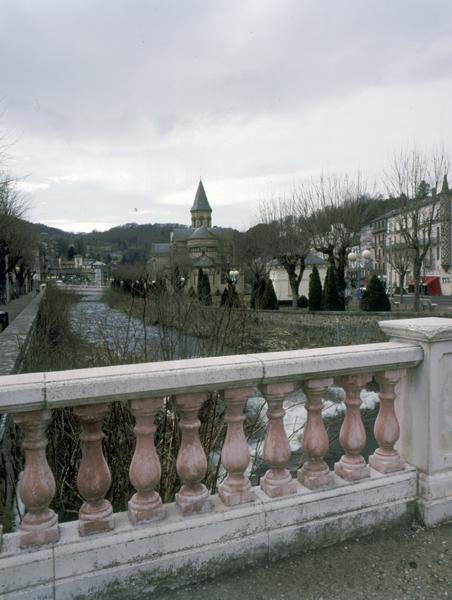 Vue générale du site de l'église en bordure de Dordogne, depuis le sud-est.