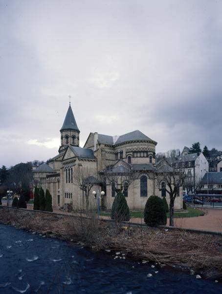 Vue générale du site de l'église en bordure de Dordogne, depuis le sud-est.