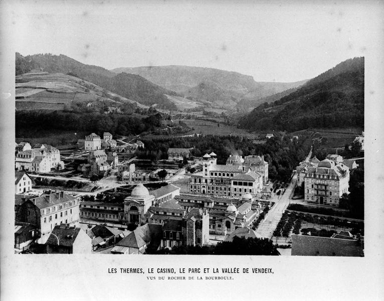 Les Thermes, le Casino, le Parc et la vallée de Vendeix, vus du rocher de La Bourboule.
