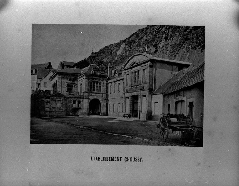 Etablissement Choussy. [Vue générale depuis la place.]