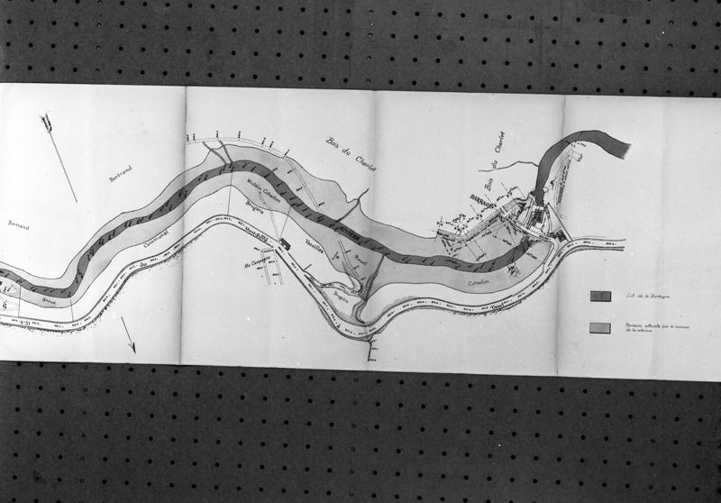 Eclairage électrique. Etablissement d'un barrage pour la production de l'énergie électrique. Plan d'immersion. [Partie droite].