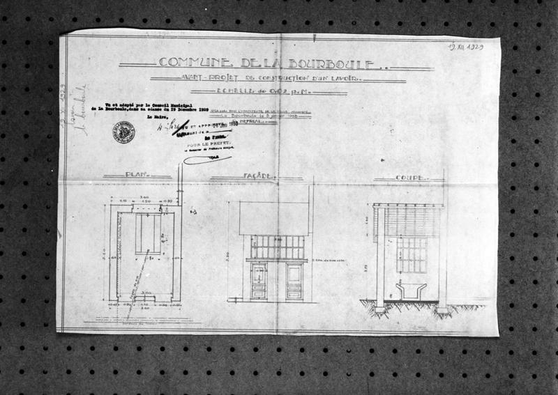 Commune de La Bourboule. Avant-projet de construction d'un lavoir. Plan. Façade. Coupe.