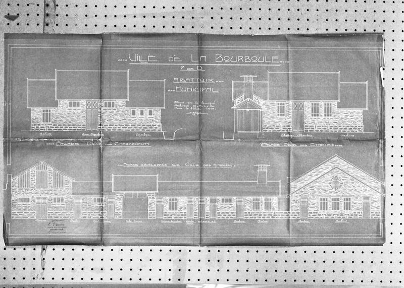 Ville de La Bourboule. P.-de-D. Abattoir municipal. Façade cour des chargements. Façade cour des étables. Façade développée sur cour des étables.