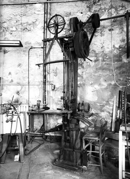 Machine à corriger : marteau-pilon à planche