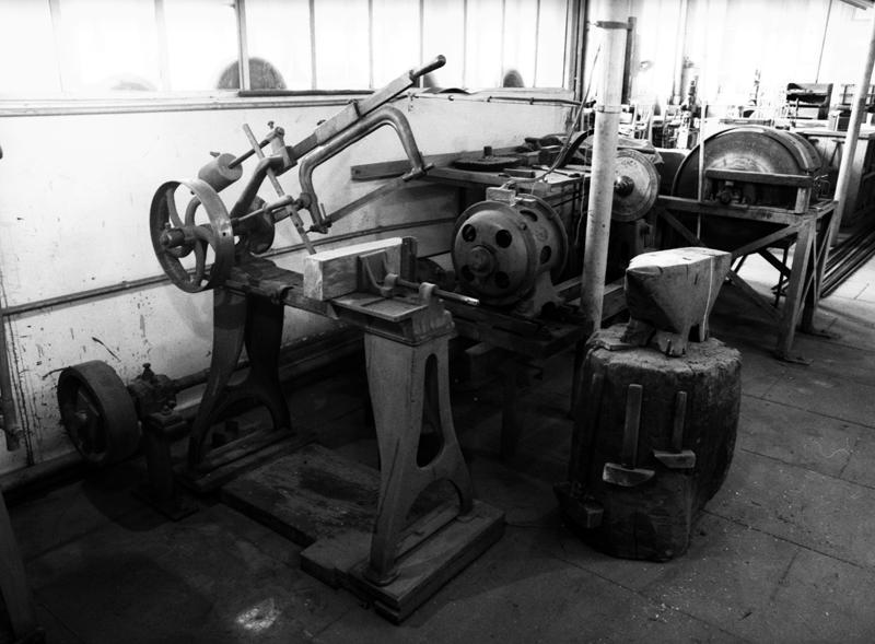 Machine à découper par scie : scie à métaux à mouvement alternatif