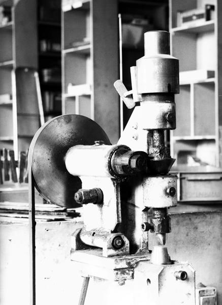 Machine à corriger : marteau pilon à cames dit piqueteuse