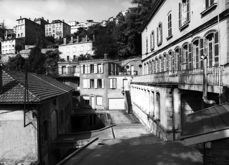 Vue d'ensemble : ancienne usine de papeterie à gauche, ancien hôpital à droite, logement patronal au centre.