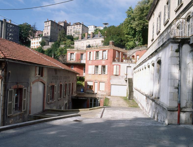 Vue d'ensemble : ancienne usine de papeterie à gauche, ancien hôpital à droite, logement patronal au centre.