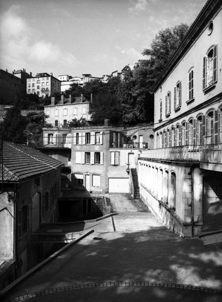 Vue d'ensemble : ancienne usine de papeterie à gauche, ancien hôpital à droite, logement patronal au centre.