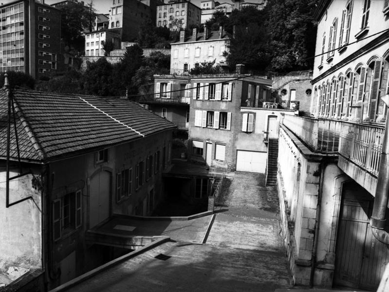 Vue d'ensemble : ancienne usine de papeterie à gauche, ancien hôpital à droite, logement patronal au centre.