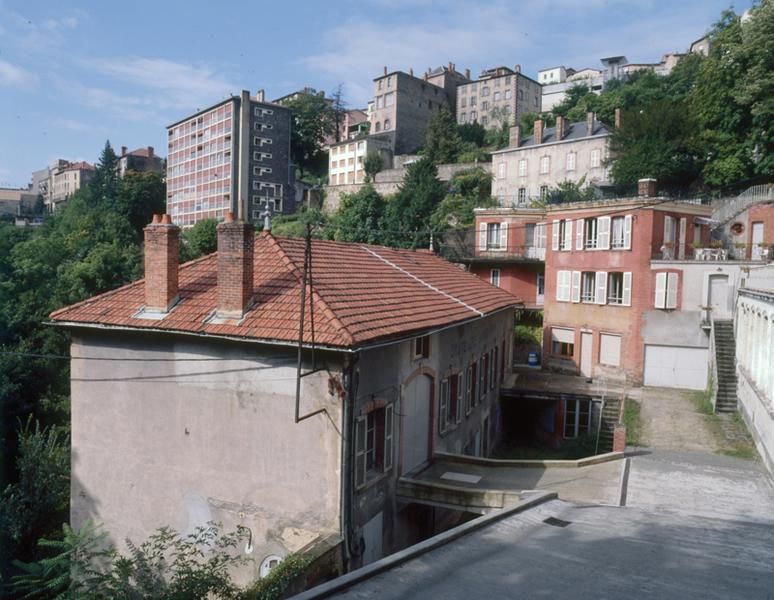 Vue d'ensemble : ancienne usine de papeterie à gauche, ancien hôpital à droite, logement patronal au centre.