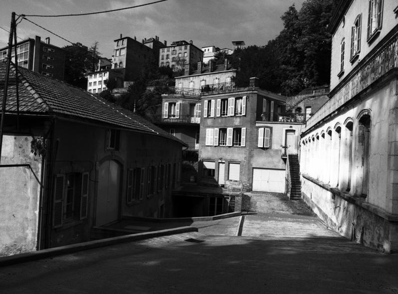 Vue d'ensemble : ancienne usine de papeterie à gauche, ancien hôpital à droite, logement patronal au centre.