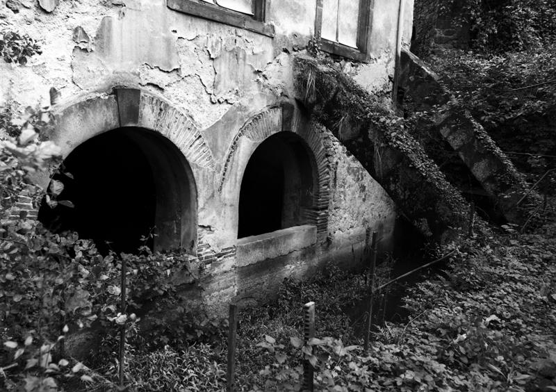 Bâtiment de l'ancienne papeterie : arcs-boutants construits au-dessus du bief.